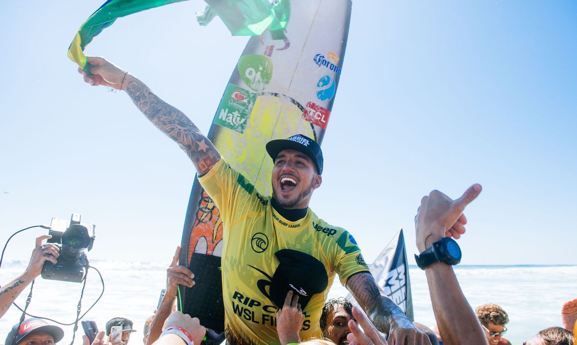 Gabriel Medina vence Filipinho e é tri campeão mundial de surfe