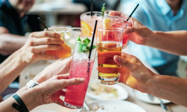 Vai Fazer uma Festa ou Recepção Informal? Confira essas Dicas de Pratos e Drinks para Servir