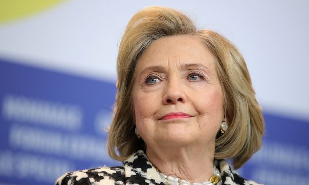 Hillary Clinton Afirma que Bitcoin Pode Enfraquecer o Dólar