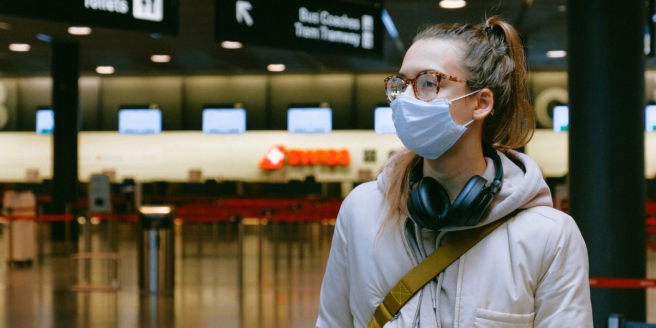 Uso Obrigatório de Máscaras em Locais Fechados Cai em Estados do Brasil, mas Permanece em Ambientes Aeroportuários