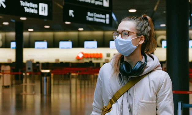 Uso Obrigatório de Máscaras em Locais Fechados Cai em Estados do Brasil, mas Permanece em Ambientes Aeroportuários