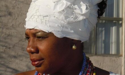CONHEÇA A ARTISTA, CANTORA E EMPREENDEDORA RENNI FLORES