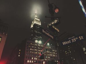 Vista da esquina da West 35th Street com o Empire State Building de fundo em Manhattan.