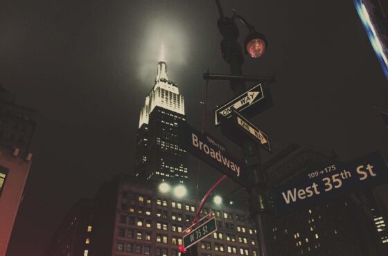 Vista da esquina da West 35th Street com o Empire State Building de fundo em Manhattan.