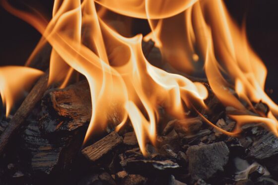 Como os quatro elementos podem ajudar a alcançar equilíbrio espiritual e bem-estar 2 O fogo é a chama da paixão e do amor: ele aquece o coração, desperta a coragem e dá sentido à vida.