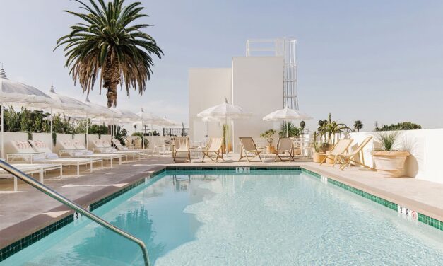 SEIS HOTEIS DE LUXO EM LOS ANGELES QUE OFERECEM DAY PASS A PARTIR DE US$30 PARA SUAS BELÍSSIMAS PISCINAS