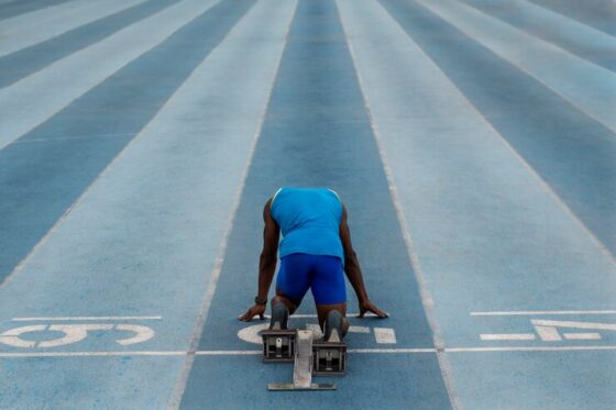 atleta na linha de partida