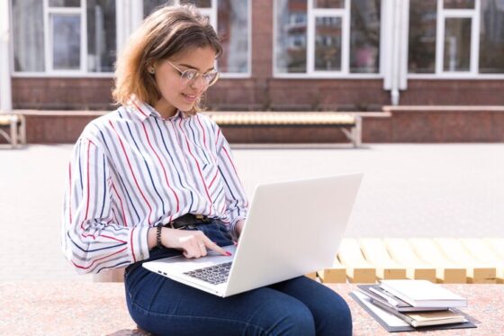 estudante universitario com laptop e notebooks 23 2148166414