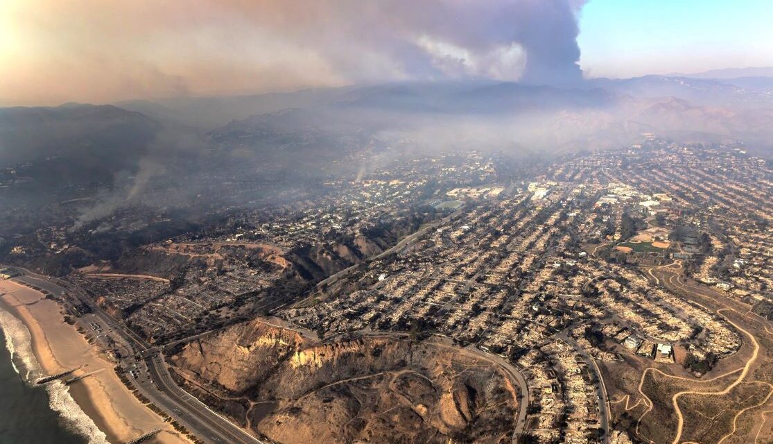 UPDATES DOS INCÊNDIOS EM L.A: MORTES REGISTRADAS, CELEBRIDADES AFETADAS, REFORÇO FEDERAL, COMO AJUDAR E MAIS