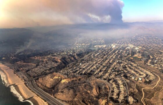 Image Incendios em LA Bairro de Pacific Palisades em Chamas ao Fundo e Vista da Famosa HWY 1 e o Mar