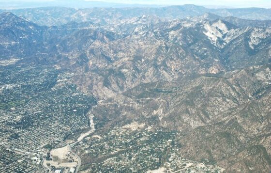 Image Incendios em LA Vista Aerea de Altadena com as Montanhas de San Gabriel ao Fundo antes do Incendio Eaton