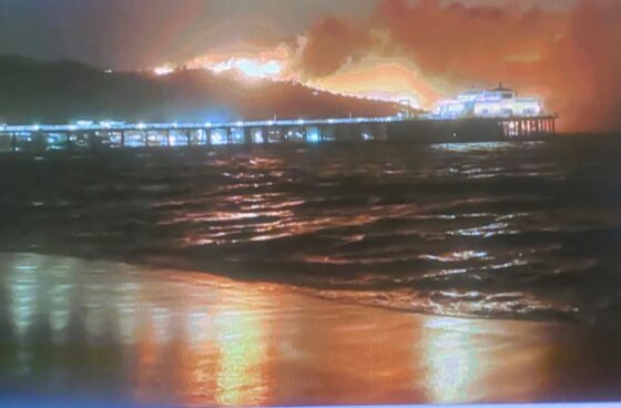 Image Incendios em LA Vista do Pier de Malibu com Fogo Visto nas Montanhas ESSE e1736384347776