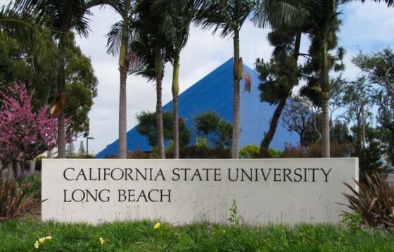 Image Education Entrada Mostrando o Letreiro da California State University of Long Beach