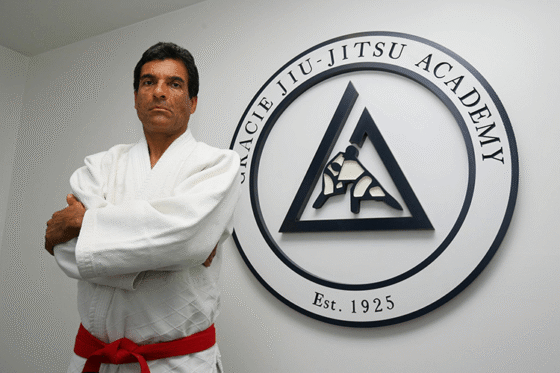 BRASILEIROS EM LOS ANGELES: COMO TUDO COMEÇOU 3 Image Brazilian Footprints LA Rorion Gracie at Gracie Academy Founded in Torrance in 1989