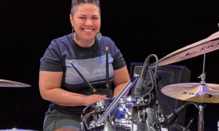 TATÁ BATERA: DE BATERISTA DE IGREJA EM BRASÍLIA A GRANDES PALCOS NA CALIFÓRNIA