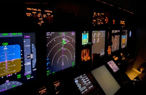 VOANDO ÀS CEGAS: FALHAS DE SISTEMAS E POUCOS CONTROLADORES DE VOO PREOCUPAM VIAJANTES NOS EUA 2 Image Travel Monitores Utilizados Por Controladores de Voo