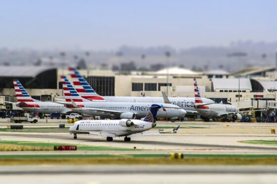 VOANDO ÀS CEGAS: FALHAS DE SISTEMAS E POUCOS CONTROLADORES DE VOO PREOCUPAM VIAJANTES NOS EUA 1 Image Travel Pista de Pouso do Aeroporto de Los Angeles um dos mais Movimentados do s EUA