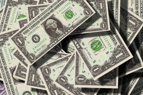 TRUMP QUER ENFRAQUECER O DÓLAR “DE PROPÓSITO”? A ESTRATÉGIA DE DESVALORIZAÇÃO QUE REDESENHA O TABULEIRO ECONÔMICO MUNDIAL 2 Apesar dos desafios, especialistas ainda consideram improvável uma substituição rápida do dólar como principal moeda global