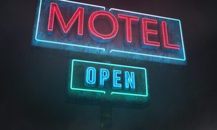 SABIA QUE O MOTEL NASCEU NA CALIFÓRNIA? VEJA COMO A HOSPEDAGEM À BEIRA DA ESTRADA SE EXPANDIU NOS EUA