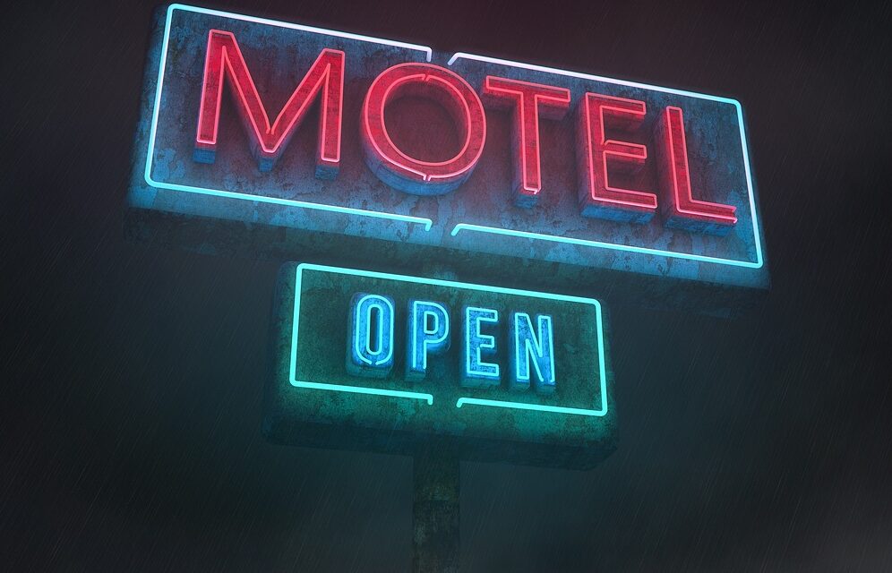 SABIA QUE O MOTEL NASCEU NA CALIFÓRNIA? VEJA COMO A HOSPEDAGEM À BEIRA DA ESTRADA SE EXPANDIU NOS EUA