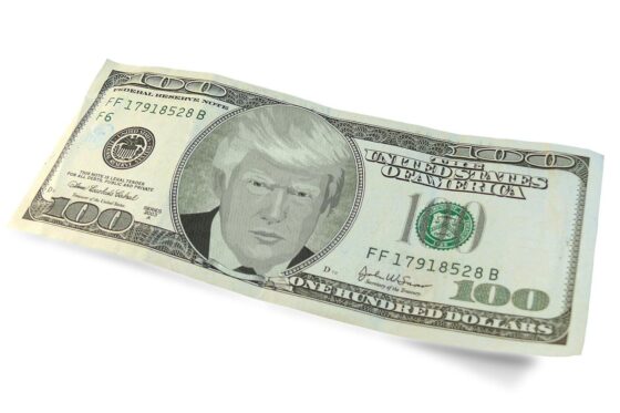 Juros elevados no Brasil e enfraquecimento global do dólar favoreceram o real.