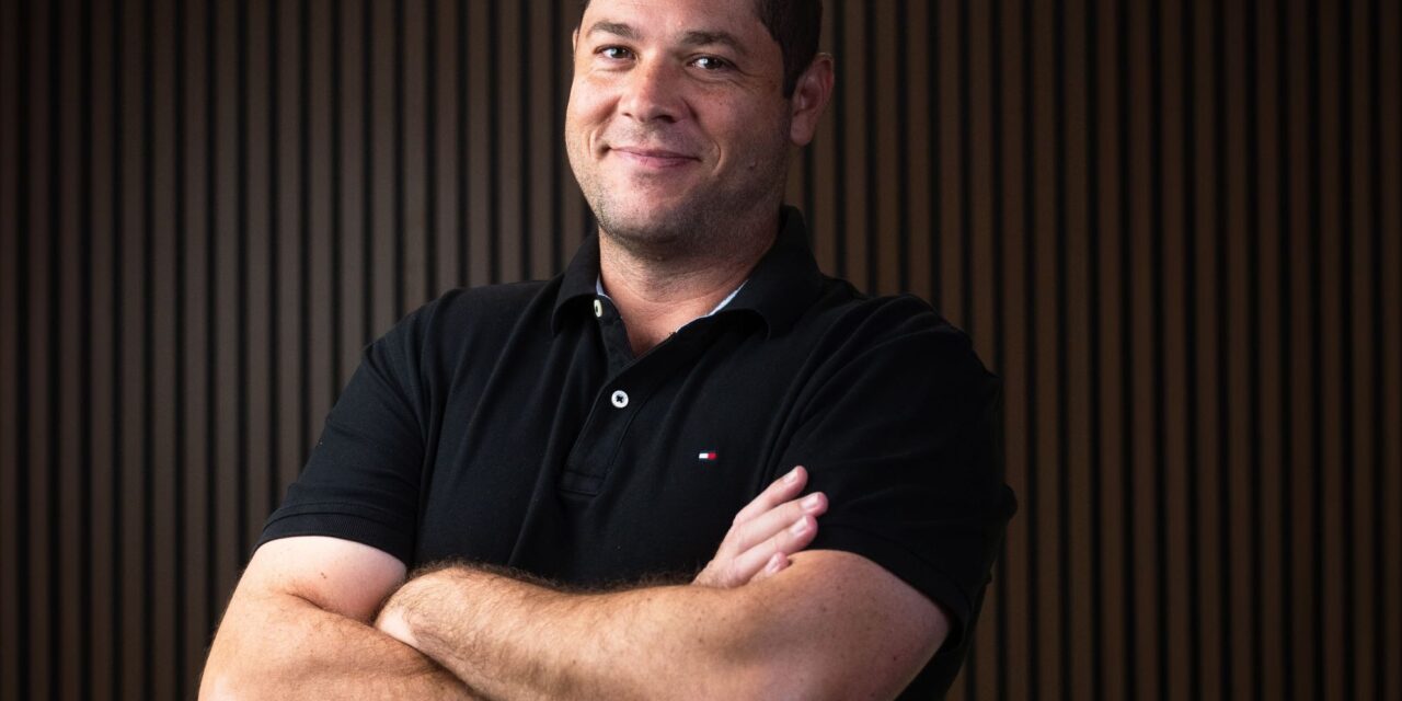 A VIDA DO BRASILEIRO RODRIGO SERZEDELLO NOS EUA ENTRE RAQUETES, SONHOS E STARTUPS