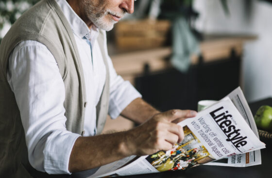 close up de homem senior jornal leitura scaled e1753141333615