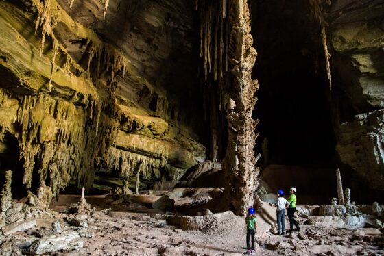 DISCOVER THE CAVERNAS DO PERUAÇU NATIONAL PARK: A HIDDEN NATURAL TREASURE IN BRAZIL’S MINAS GERAIS 4 O Arco do André é uma das trilhas mais desafiadoras e impressionantes do Parque Nacional Cavernas do Peruaçu