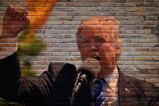 O QUE É O SHUTDOWN NOS EUA E POR QUE ELE IMPORTA PARA OS BRASILEIROS? 3 Durante o primeiro governo de Trump, entre dezembro de 2018 e janeiro de 2019, houve o shutdown mais longo da história dos EUA, com 35 dias. O impasse foi sobre a exigência do presidente de verba para construir o muro na fronteira