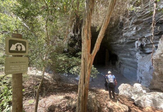 DISCOVER THE CAVERNAS DO PERUAÇU NATIONAL PARK: A HIDDEN NATURAL TREASURE IN BRAZIL’S MINAS GERAIS 5 Além de seu valor arqueológico, a Lapa do Carlúcio também é conhecida pelos mirantes ao longo da trilha