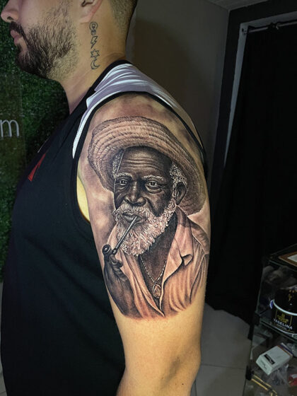 CONHEÇA O TATUADOR “MAGNATA" E SUA ARTE DE IMORTALIZAR HISTÓRIAS NA PELE 2 Clientes do Brasil e do exterior procuram Magnata pela precisão e qualidade de seus retratos realistas