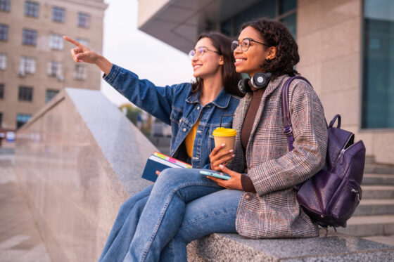 VIDA NOS EUA: FAZER FACULDADE EM 2025 AINDA VALE O INVESTIMENTO? 3 Estudos indicam que, em média, 70% dos graduados de universidades públicas terão um retorno financeiro positivo ao longo de 10 anos