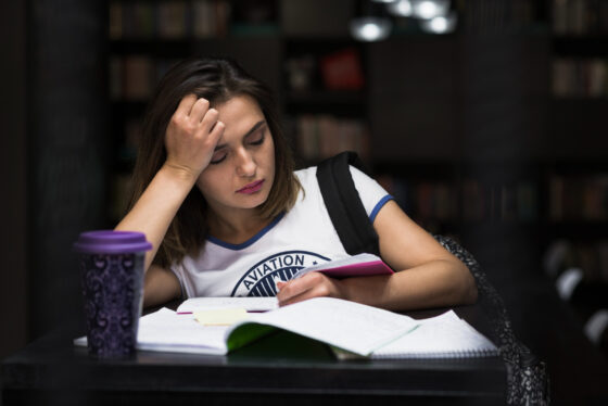 VIDA NOS EUA: FAZER FACULDADE EM 2025 AINDA VALE O INVESTIMENTO? 1 Muitas famílias estão optando por alternativas à faculdade de quatro anos, como cursos técnicos e programas profissionalizantes