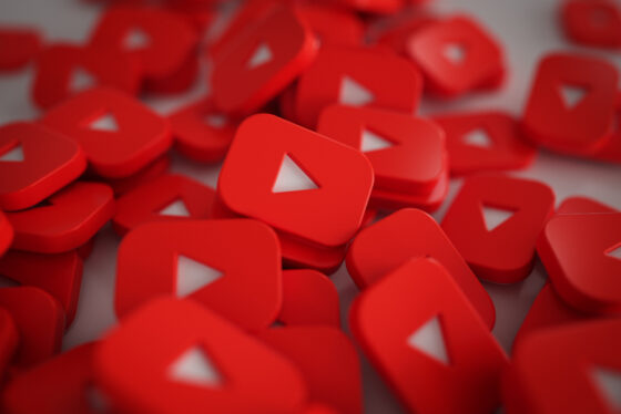 O YouTube lidera o uso de redes sociais nos EUA, alcançando 84% dos adultos.