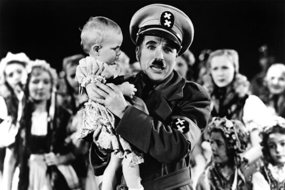 Em The Great Dictator (1940) Chaplin é celebrado por transformar sátira política em arte, criando um dos discursos mais marcantes do cinema