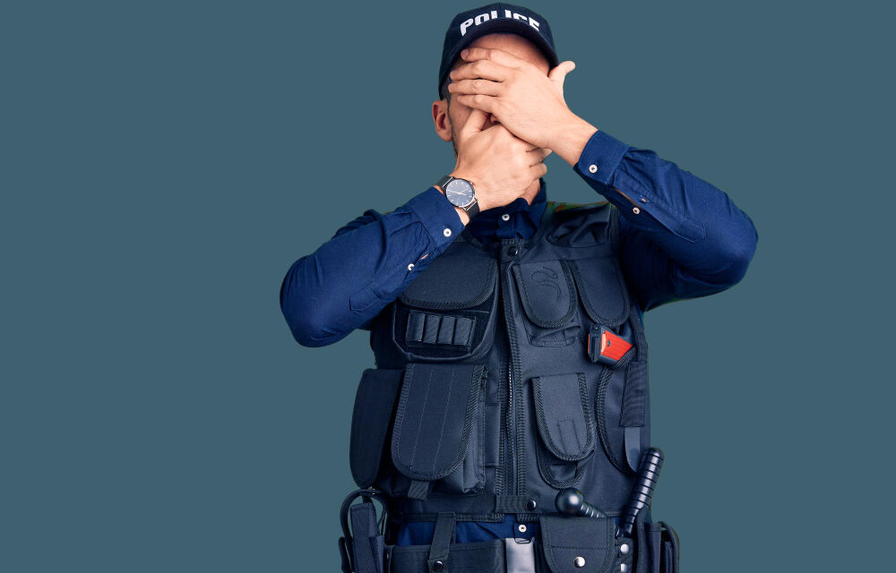 LOS ANGELES AVANÇA PROPOSTA QUE PROÍBE AGENTES DE IMIGRAÇÃO DE USAREM MÁSCARAS EM OPERAÇÕES