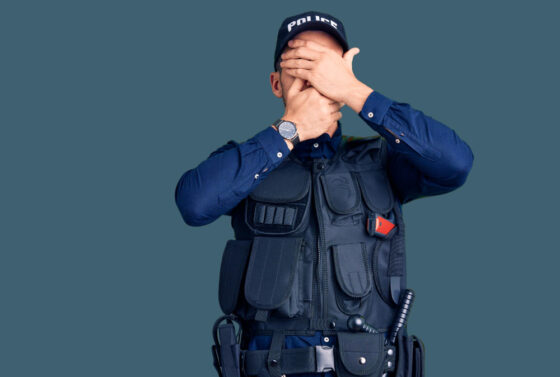 LOS ANGELES AVANÇA PROPOSTA QUE PROÍBE AGENTES DE IMIGRAÇÃO DE USAREM MÁSCARAS EM OPERAÇÕES 1 Moradores denunciaram operações conduzidas por equipes mascaradas e sem identificação oficial, motivando a criação da medida
