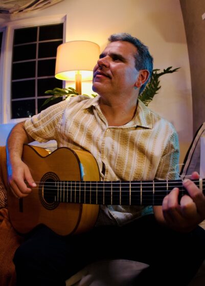 “NA MATA”: novo single de Daniel Carneiro em parceria com Rogê explora referências da MPB dos anos 70 2 Entre as referências do projeto estão Jorge Ben, Tim Maia, Bebeto, Arthur Verocai, Gilberto Gil e Black Rio.