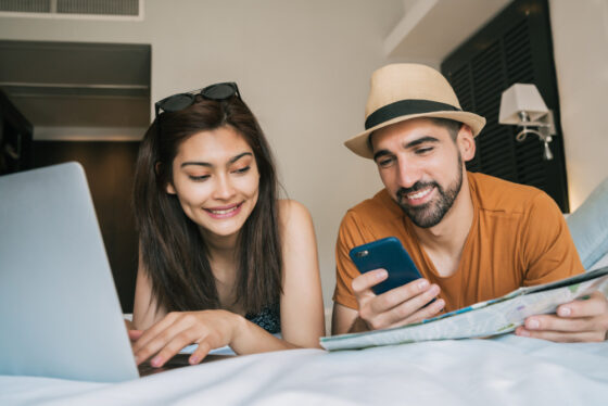 MAIS DE 40% DOS VIAJANTES USAM IA PARA PLANEJAR VIAGENS, APONTA PESQUISA 2 Consumidores estão trocando presentes tradicionais por experiências de viagem.