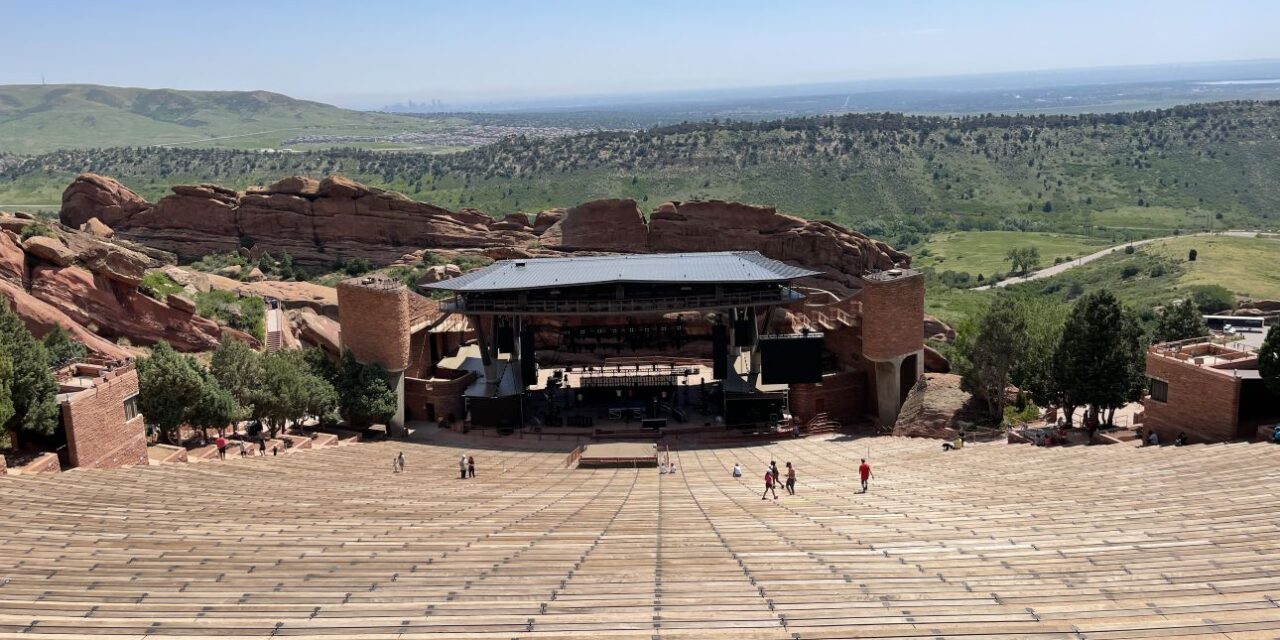 RED ROCKS AMPHITHEATRE: ONDE A MÚSICA ENCONTRA A ETERNIDADE NAS MONTANHAS DO COLORADO