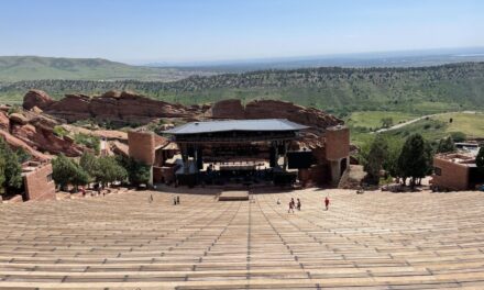 RED ROCKS AMPHITHEATRE: ONDE A MÚSICA ENCONTRA A ETERNIDADE NAS MONTANHAS DO COLORADO
