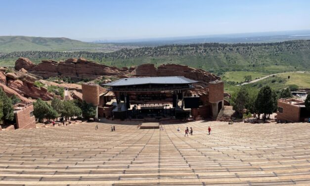 RED ROCKS AMPHITHEATRE: ONDE A MÚSICA ENCONTRA A ETERNIDADE NAS MONTANHAS DO COLORADO
