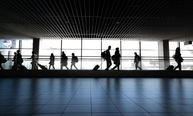 TURISMO NOS EUA CRESCE EM 2026, MAS RECUPERAÇÃO INTERNACIONAL TOTAL SÓ DEVE ACONTECER EM 2029
