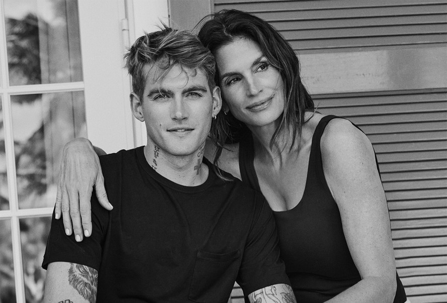 MORTE DO FILHO DE CINDY CRAWFORD É INVESTIGADA COMO SUSPEITA DE OVERDOSE